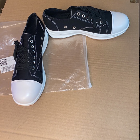 Canvas Chic Me Sneakers - Picture 4 of 8